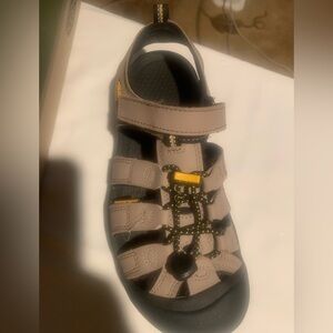 Keen Shoes Size 5 Beige Black shoes, New, in wrong box